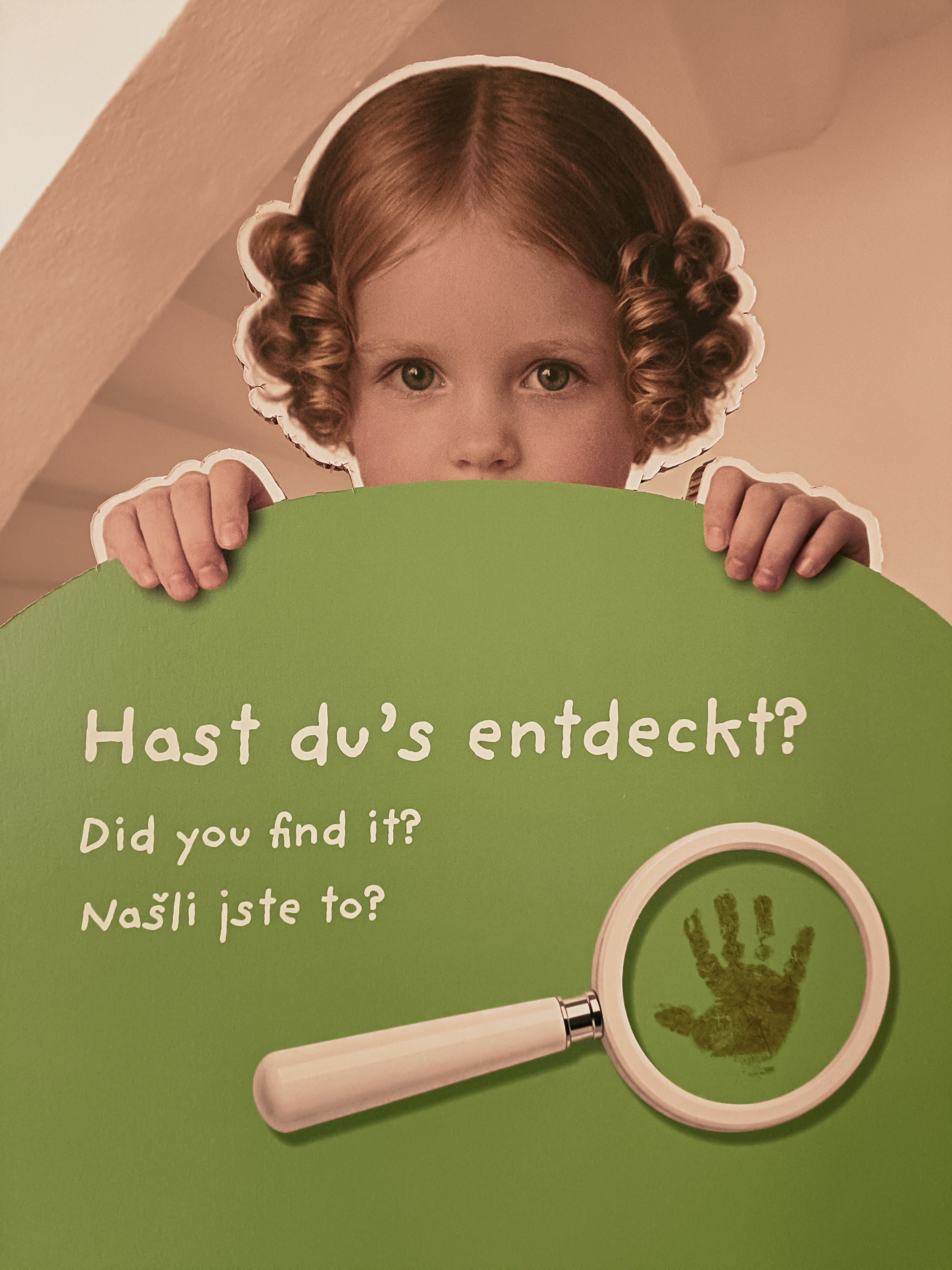 Kind, das etwas entdeckt