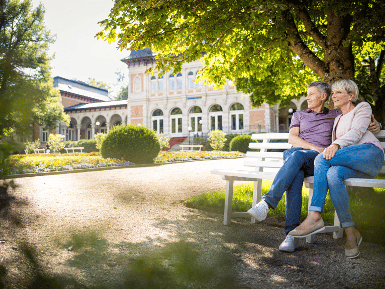 Paerchen auf Bank in Bad Elster