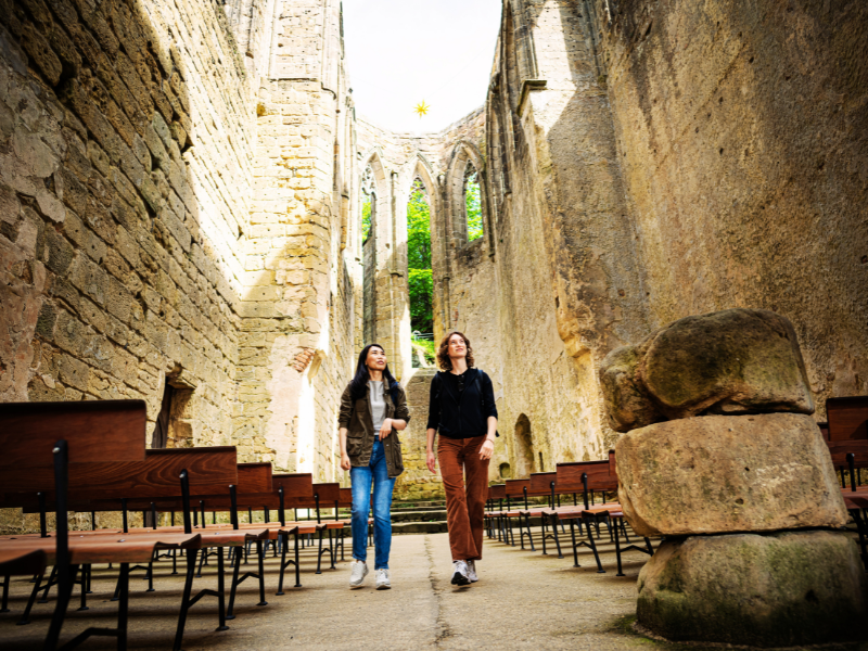 Frauen in der Klosterruine auf Burg und Kloster Oybin