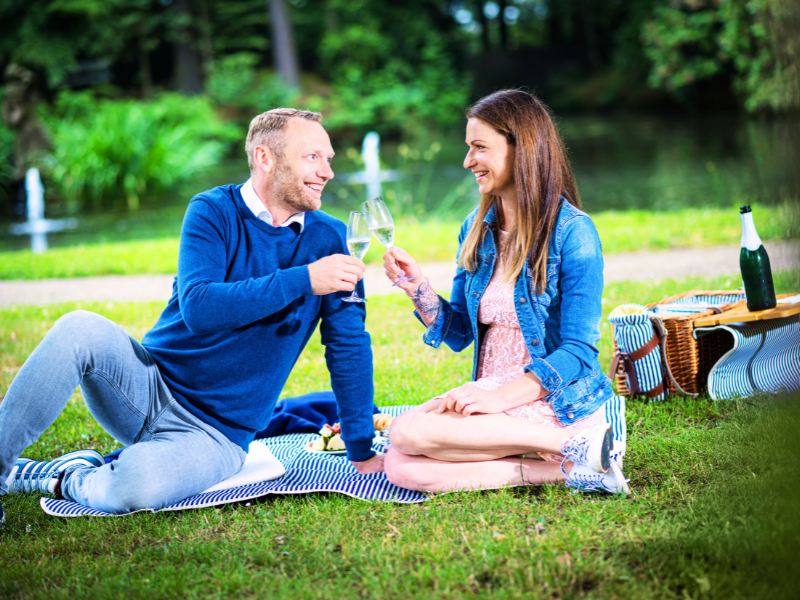 Picknick Pärchen auf Wiese im Schlosspark Rammenau