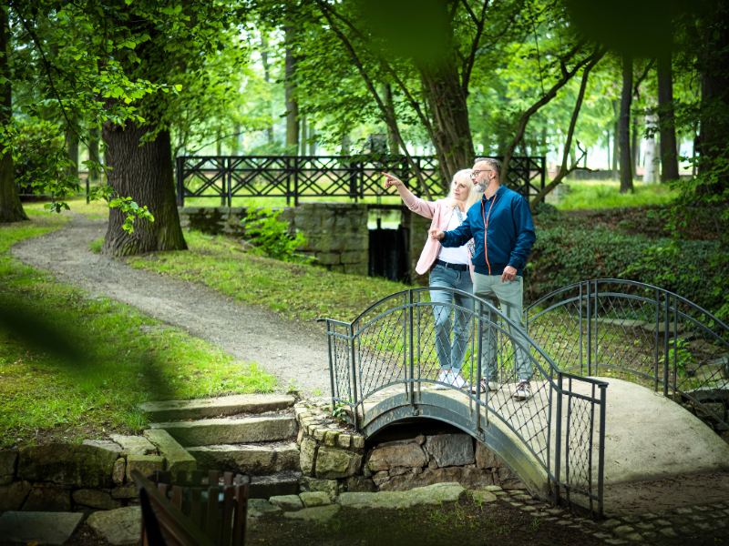 Bildungsgut Schmochtitz Pärchen an der Brücke